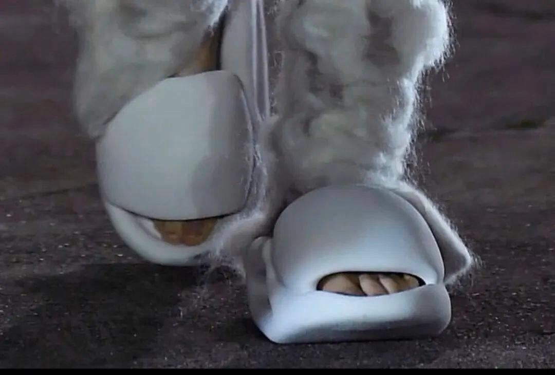 kanye巴黎时装周开车 (kanye和lv创意总监去巴黎时装周)