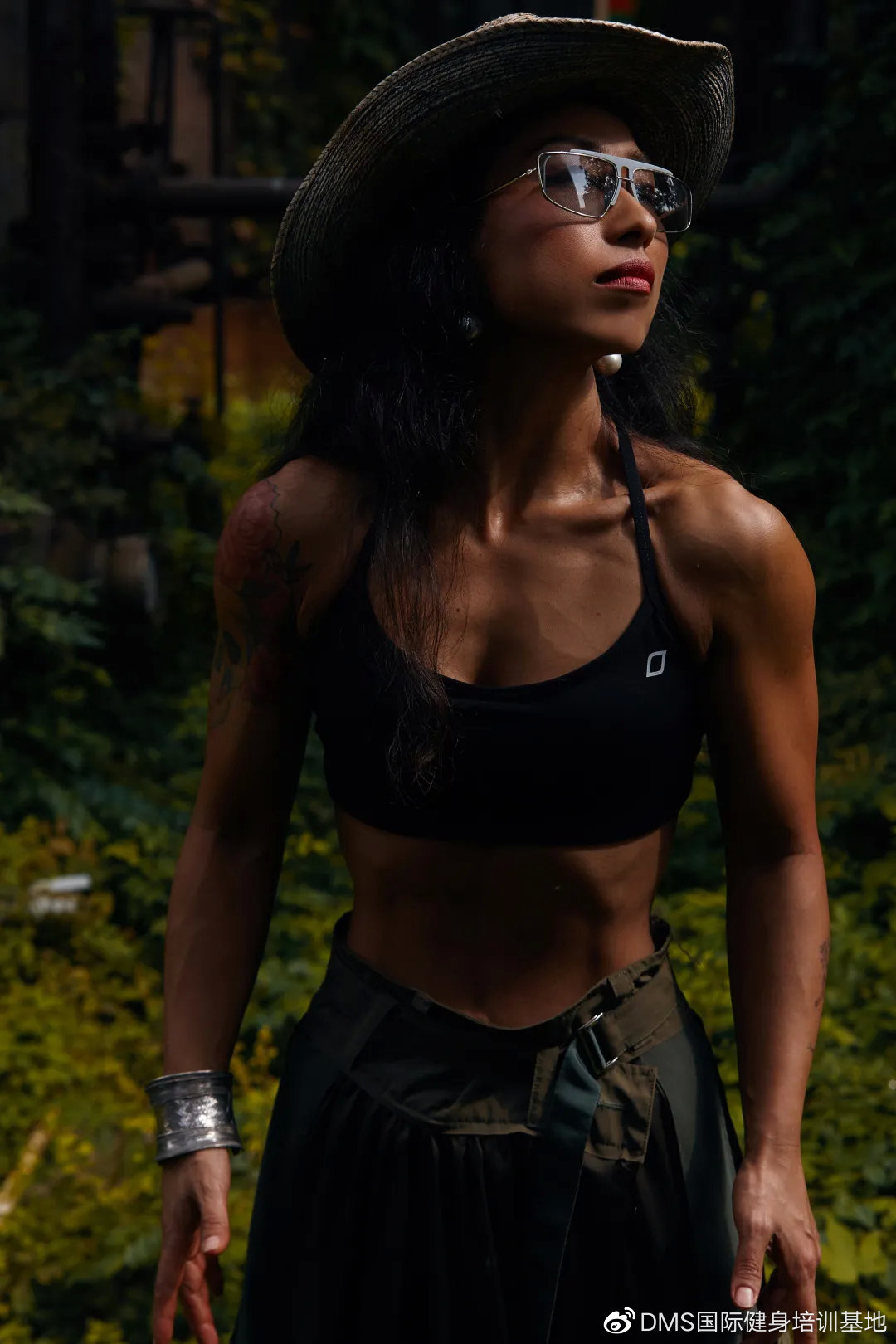 她，环游50+国家，40岁开始健身47岁登台参赛，她叫艾文仍在追梦