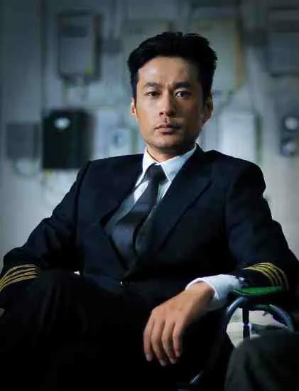 行走的荷尔蒙,这6位越老越有味,大胡茬克制又霸道,气质太绝了