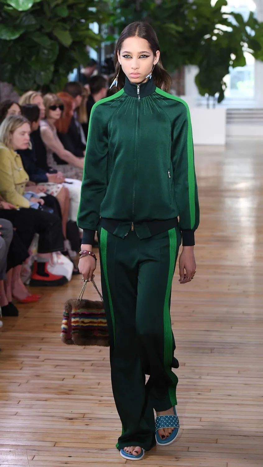 谁说只有年轻人可以穿运动裤，这些新搭法，30~50岁都能穿