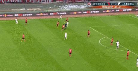 足坛曾经的追风少年,李霄鹏中卫鲁能