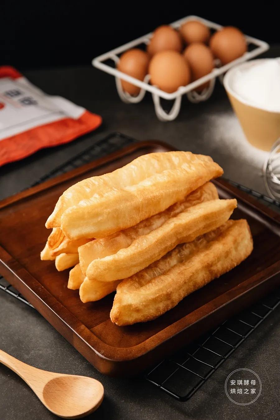 金灿灿的油条,金灿灿的油条一口一个爽爆了