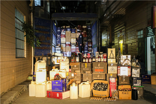 用勾兑酒冒充“免税”高档洋酒8人落网广东*江阳**警方打掉一制售假高档洋酒犯罪团伙缴获假洋酒近800瓶