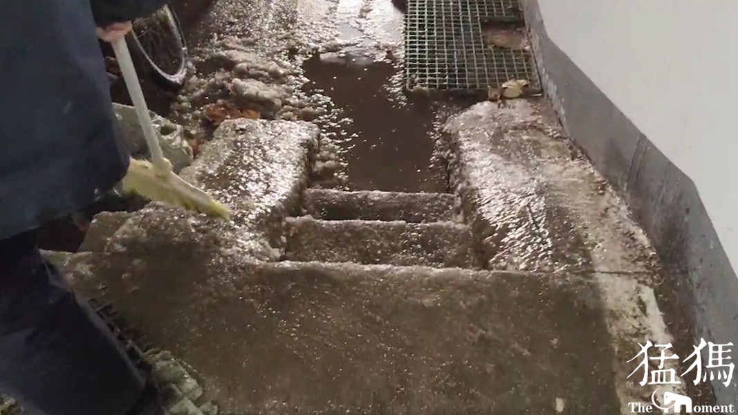 河南郑州某暖气爆管,一居民楼冻住五层楼