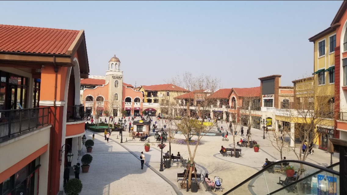 疫情向好，奥莱村迎客，微信步数可兑现金券，阿迪耐克门口排长龙