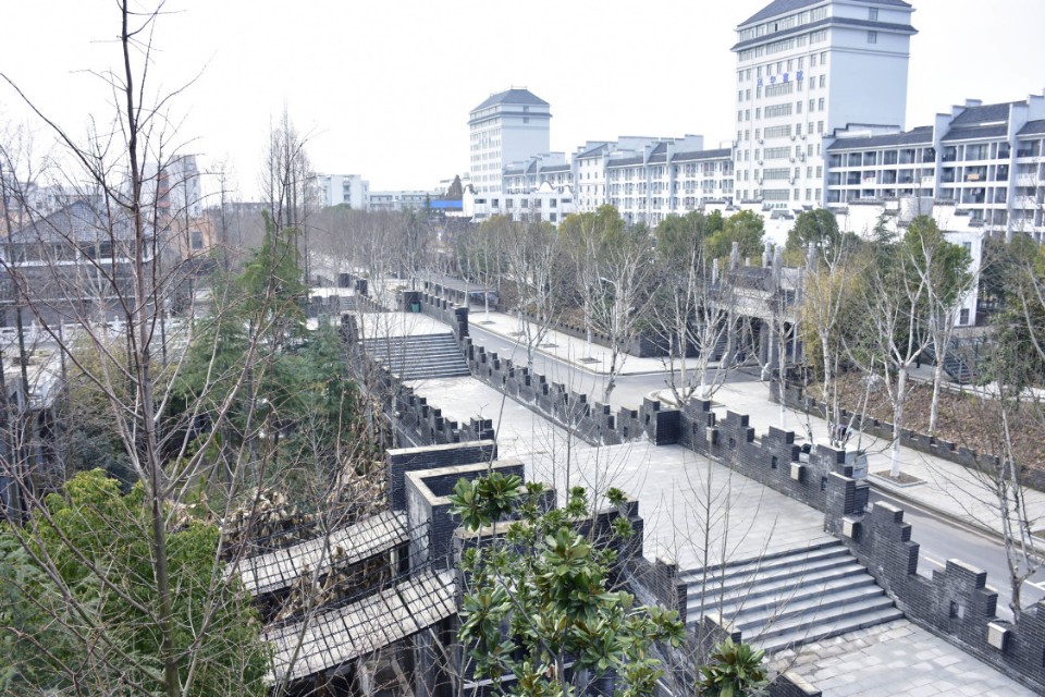 长城上能建学校吗,学校建得像长城