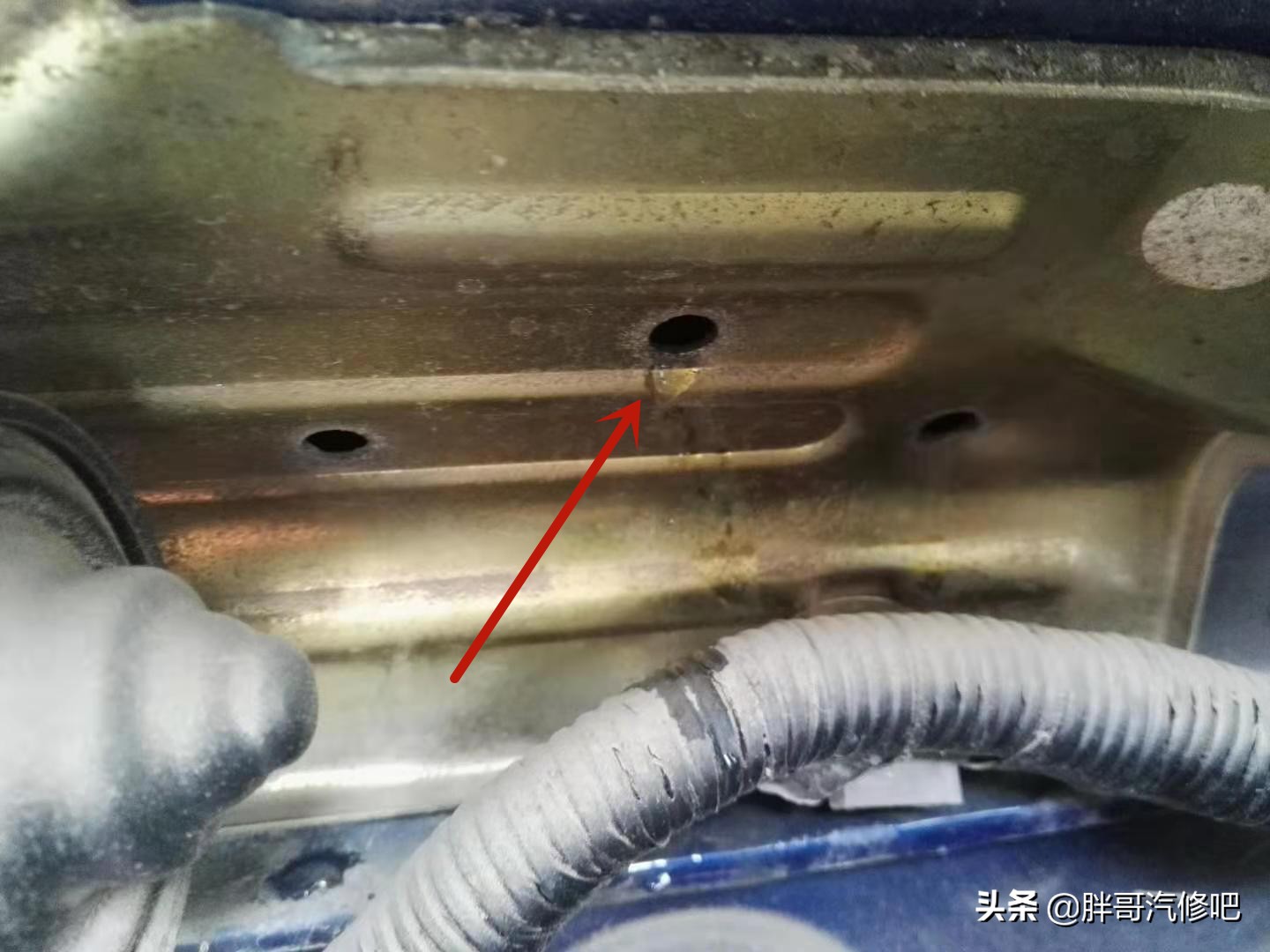 汽车副驾驶室底下漏水检修图解,小车副驾驶室底下漏水是怎么回事