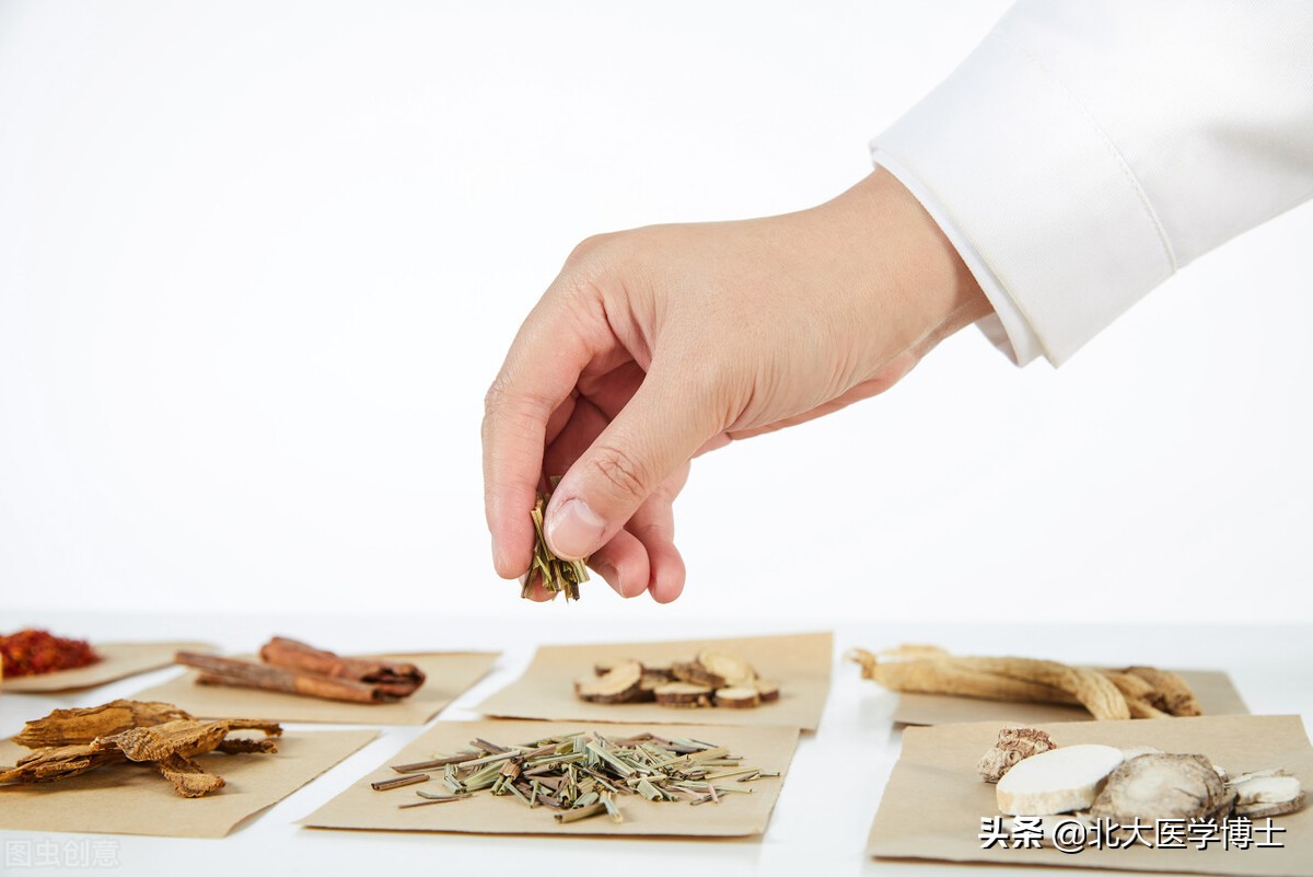 外阴白斑是血流不畅引起的嘛,瘙痒10年的外阴白斑如何解决