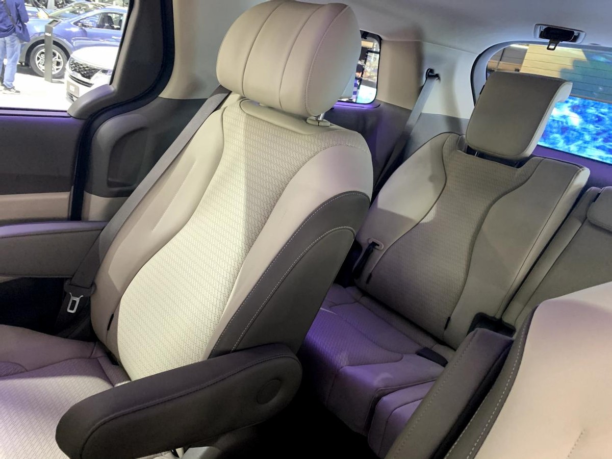 对标别克gl8的商务车,别克gl8公务舱跟起亚嘉华比怎么样