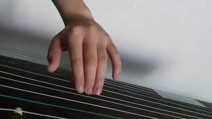 古筝调音一直调不准怎么办,古筝调音偏低是调紧还是调松