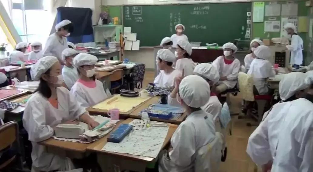 日本小学10元钱的午餐,日本学生午餐10元一个