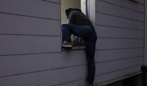 遇到入室杀人抢劫咋防范,如遇入室抢劫等应如何自救