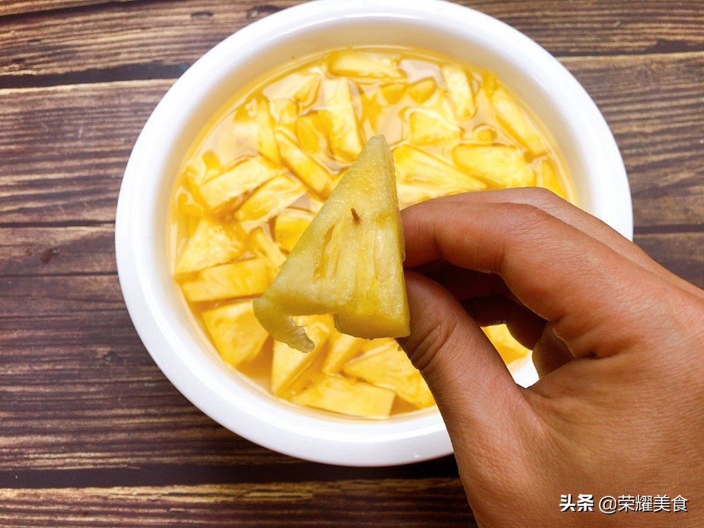 菠萝不用蘸盐水可以直接吃么,菠萝不辣嘴的方法