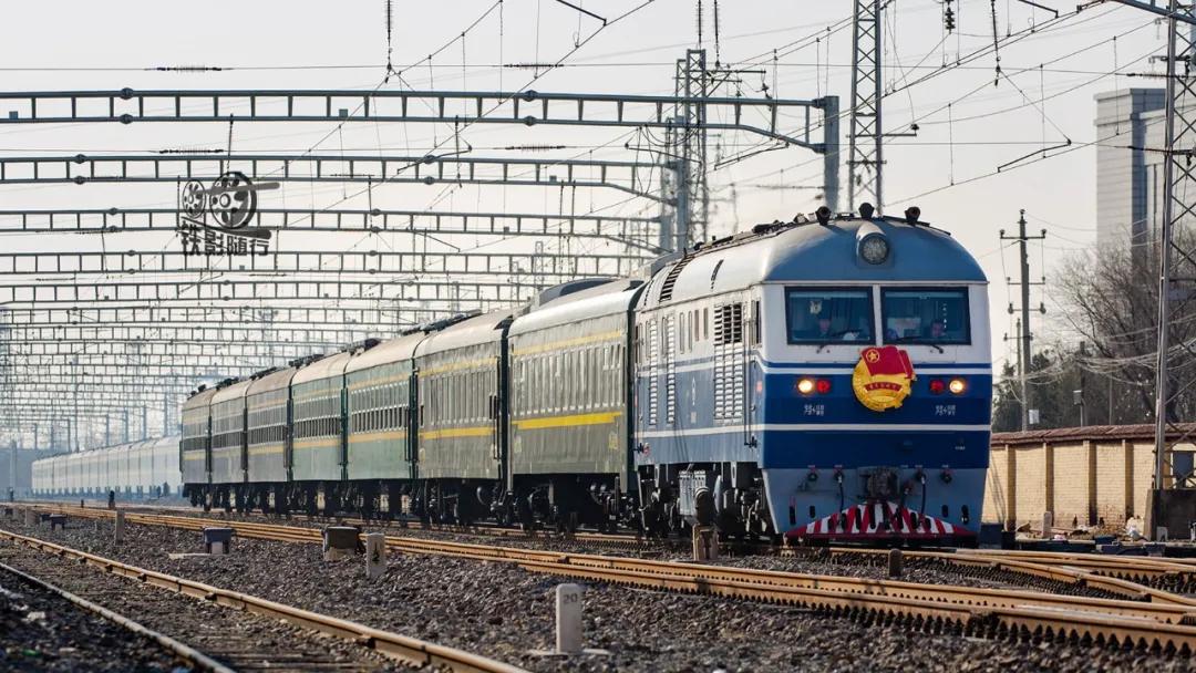 铁影车,东风11型内燃机车照片