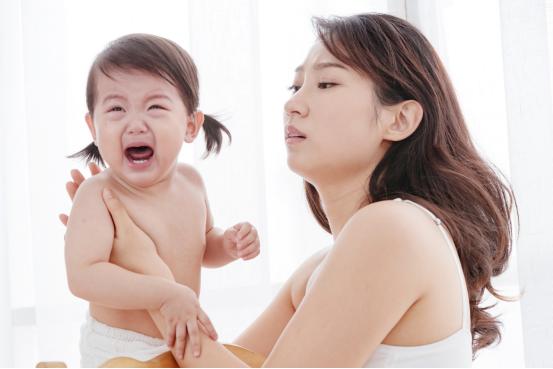 宝宝不睡也不哭需要哄吗,宝宝不睡非要哄睡吗