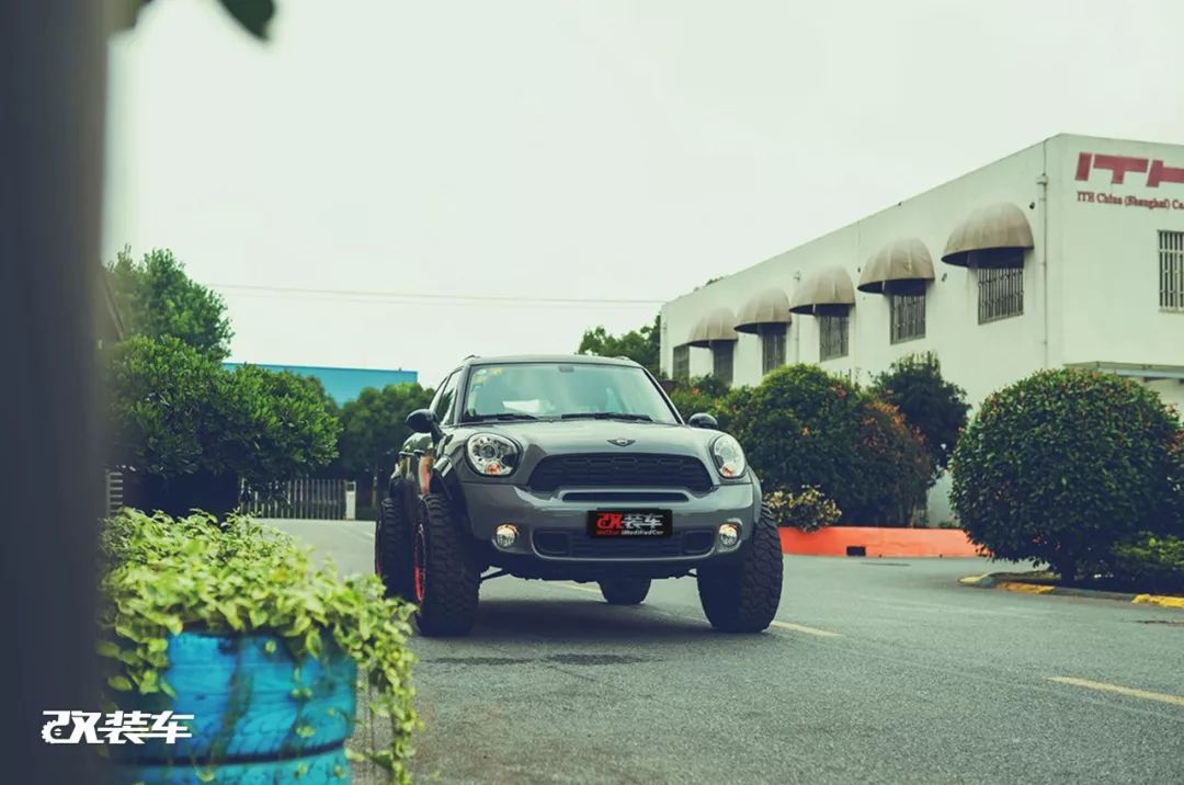 网友花费十几万，把MINI乡下人爆改成大脚怪