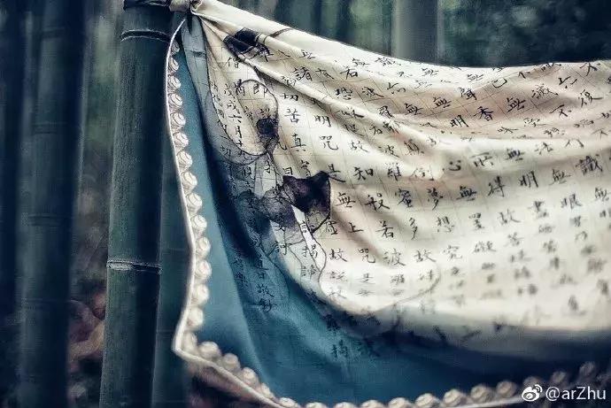 从服装外企高管到独立设计师,她把文学作品做成丝巾系在脖子上