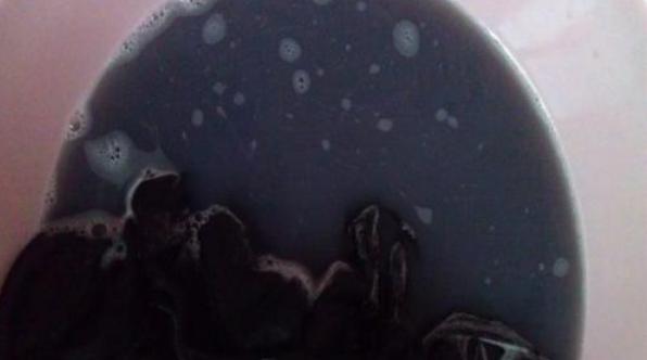 衣服掉色怎么办一招教你解决,爱掉色的衣服怎么洗不掉色