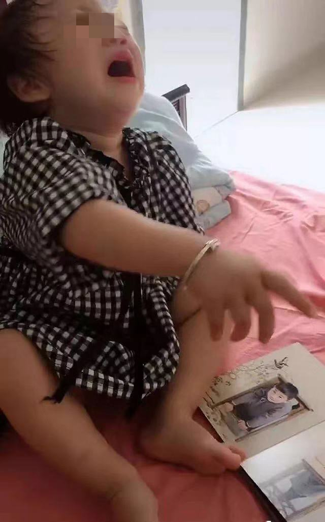 女儿看到爸爸照片崩溃大哭,女儿发现妈妈不见了哭了