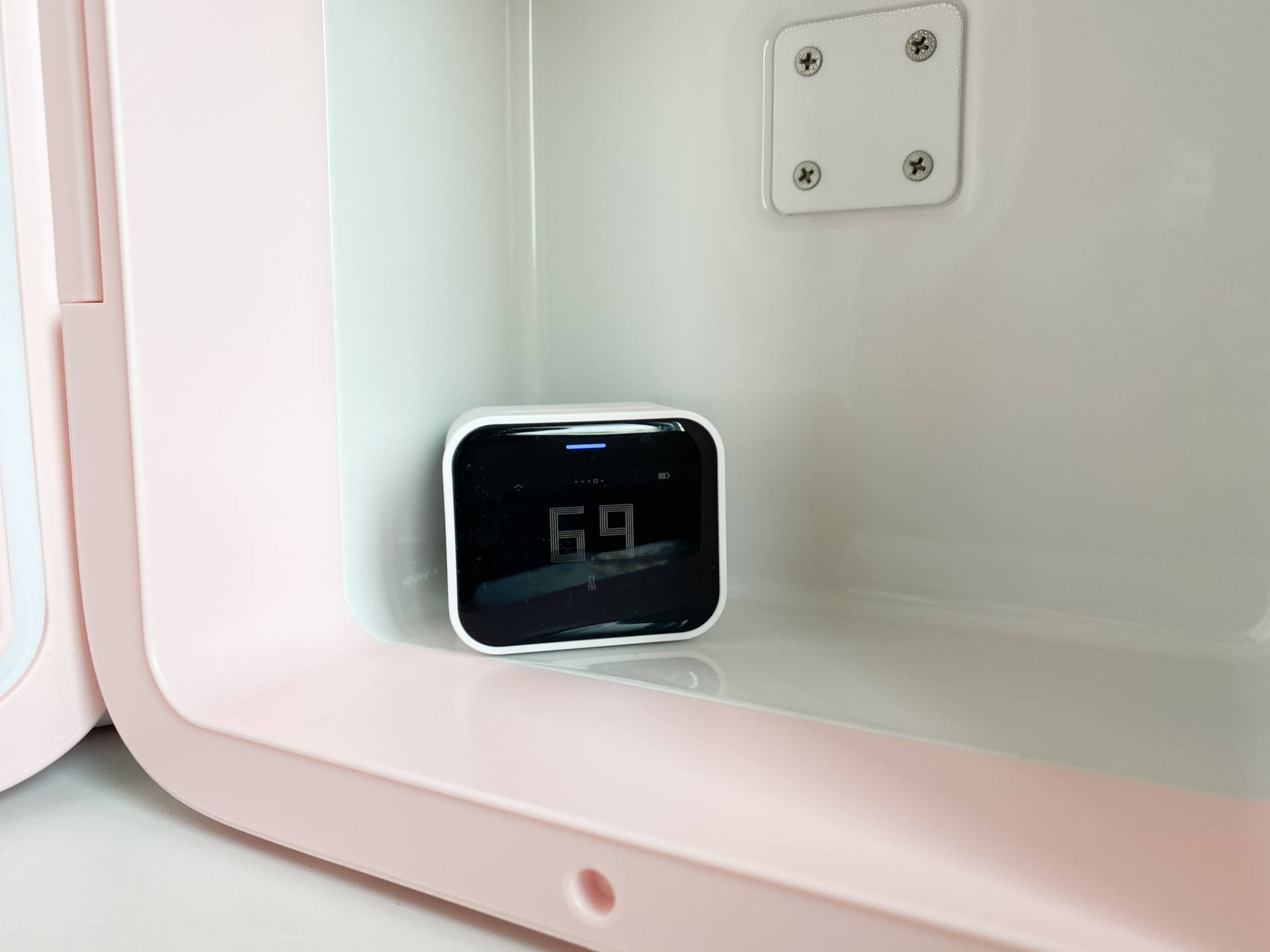 想要上班时随时喝上冷热饮?试试这款可放在桌面的小冰箱