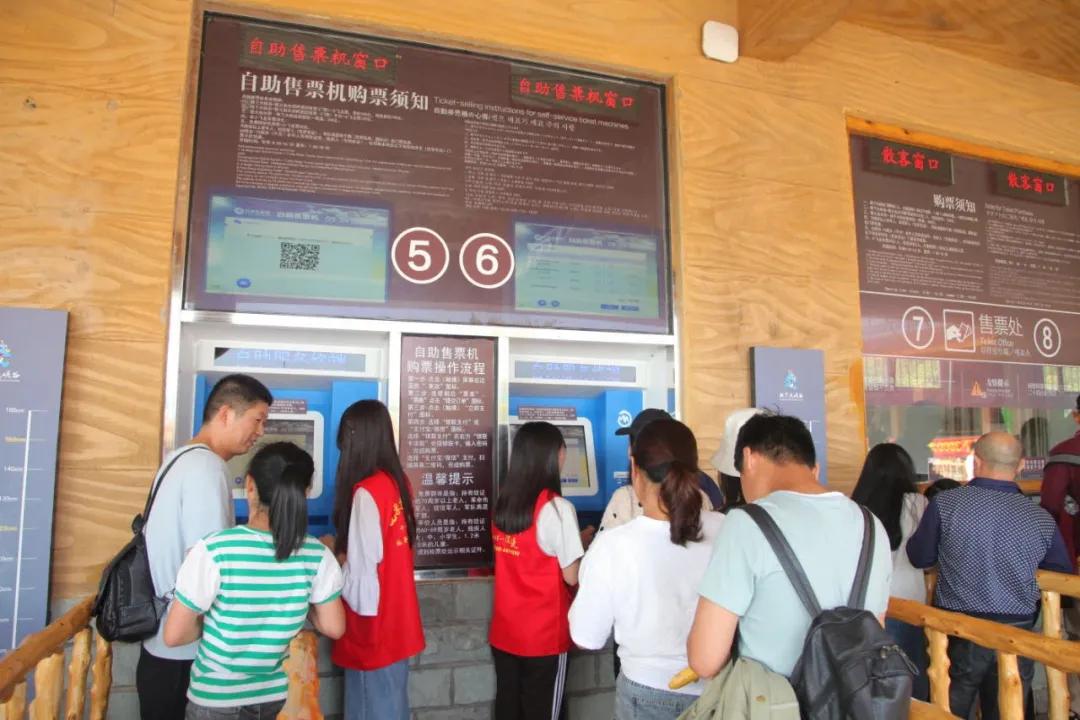 重庆端午假期我市各景区人气爆棚,我市端午假日旅游业复苏势头强劲