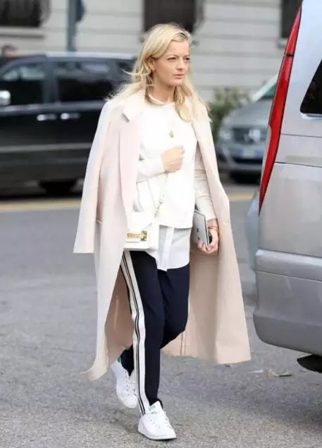 立秋爱美的女人流行穿“卫裤”,腿粗星人的福星,一年四季不过时