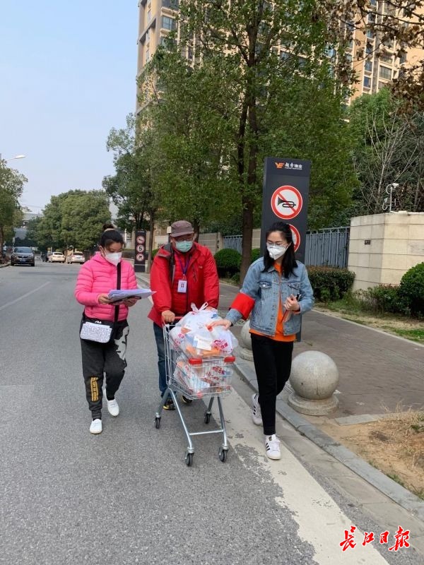 积极报名参加志愿者活动,心甘情愿的来到一线加入志愿者