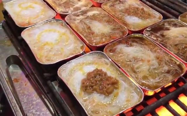 95后夫妻摆摊卖烧烤,95后夜市夫妻档一天收入9000元