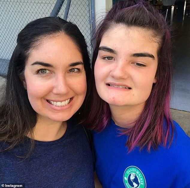 美国15岁残障女孩成为化妆品模特，梦想成真，妈妈担心网络*力暴**