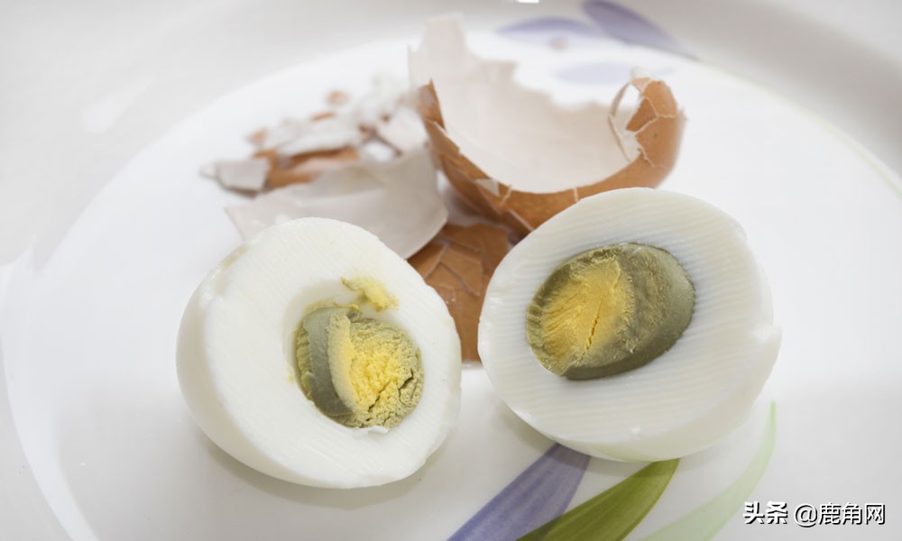 你是否总把鸡蛋煮得太久？小心把它们变成“化学*器武**”