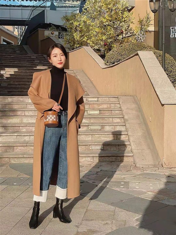 黑色大衣牛仔裤穿搭高级感经典款,修身牛仔裤配大衣的最佳搭配