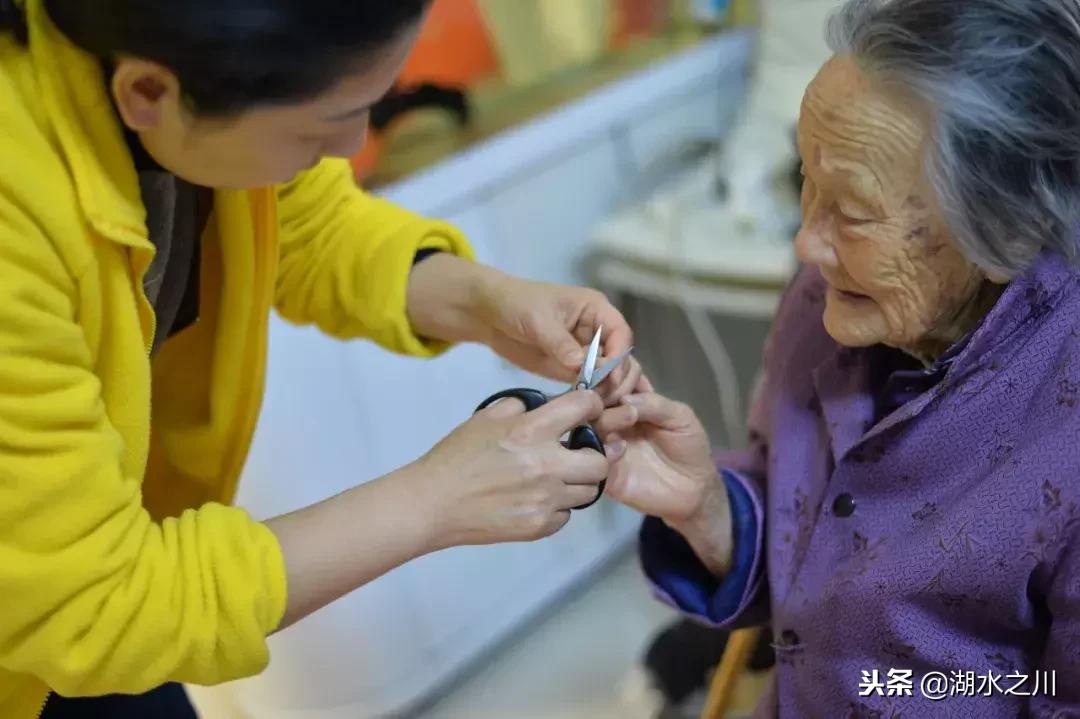 九旬夫妇相亲相爱,百岁老人透露的夫妻长寿秘诀