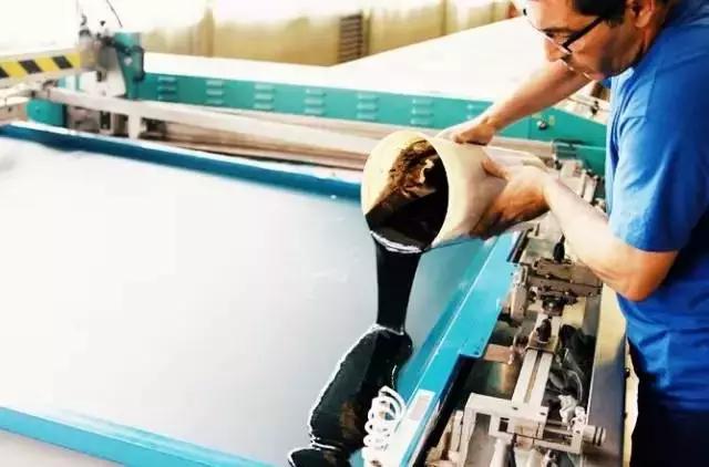 爱马仕丝巾贵的原因,爱马仕丝巾白标和黑标区别