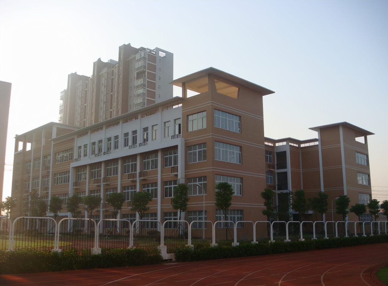 校区和分校哪个好一点,分校与本部哪个好