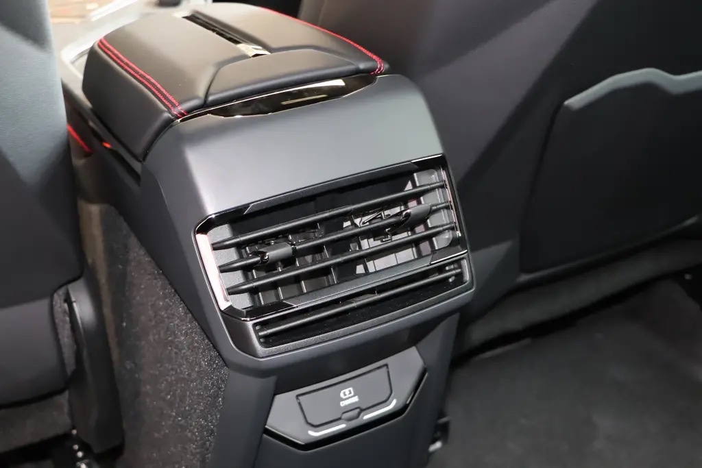 领克01空调出风口推拉,领克05后排空调出风口拆卸