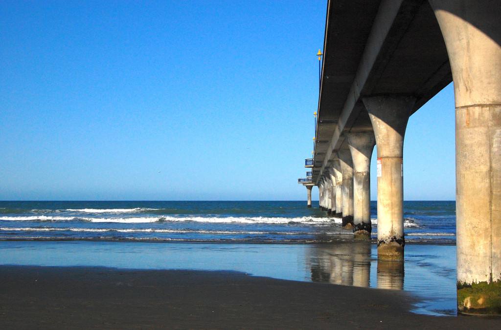 混凝土水泥加水变硬,水泥一直加水搅拌就不会凝固吗