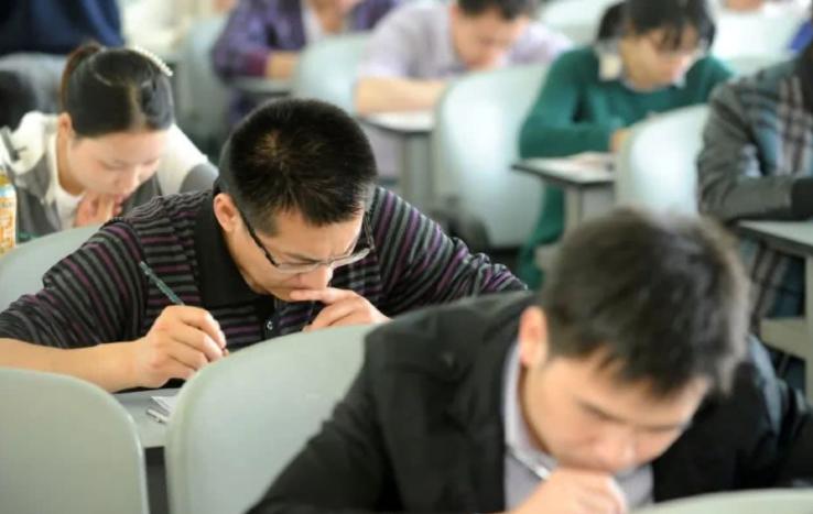 过了30岁之后,才真正知道“选调生”的好处,应届生莫要错失良机