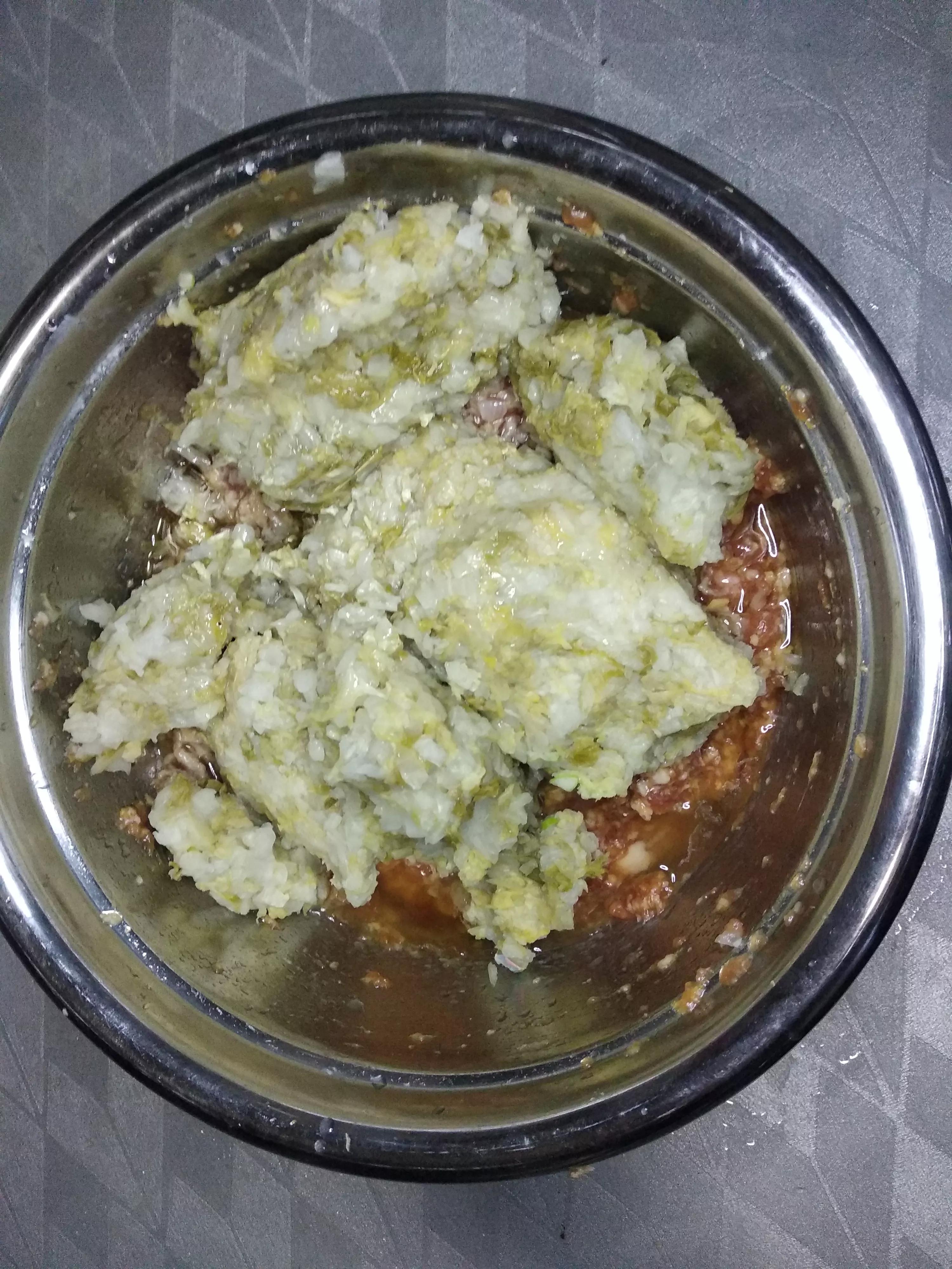 东北酸菜饺子怎么调馅好吃,正宗东北酸菜饺子的做法