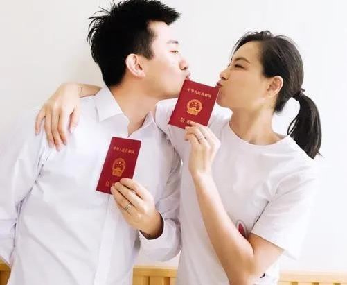 吴敏霞的感情生活也非常幸福,吴敏霞一共结了几次婚