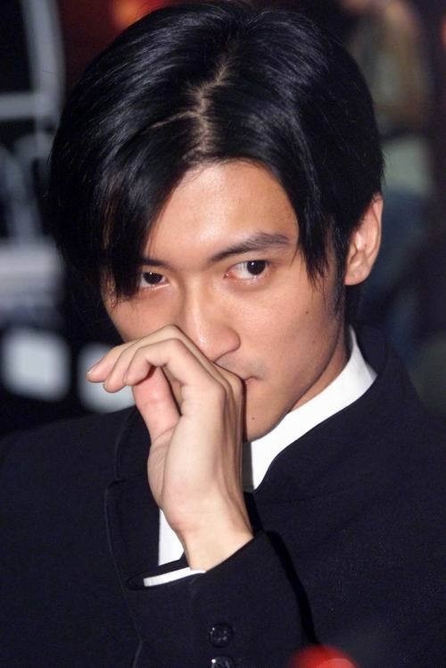 谢霆锋现在选择王菲还是张柏芝,谢霆锋和王菲先谈的还是张柏芝