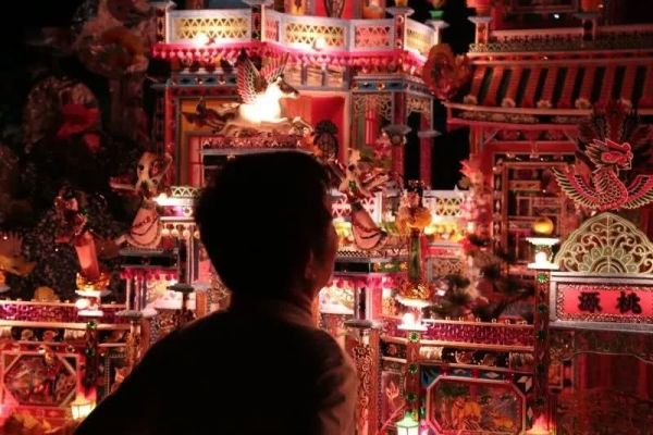 中国人烧给死人的纸扎,登上巴黎设计周,还被法国的博物馆收藏。