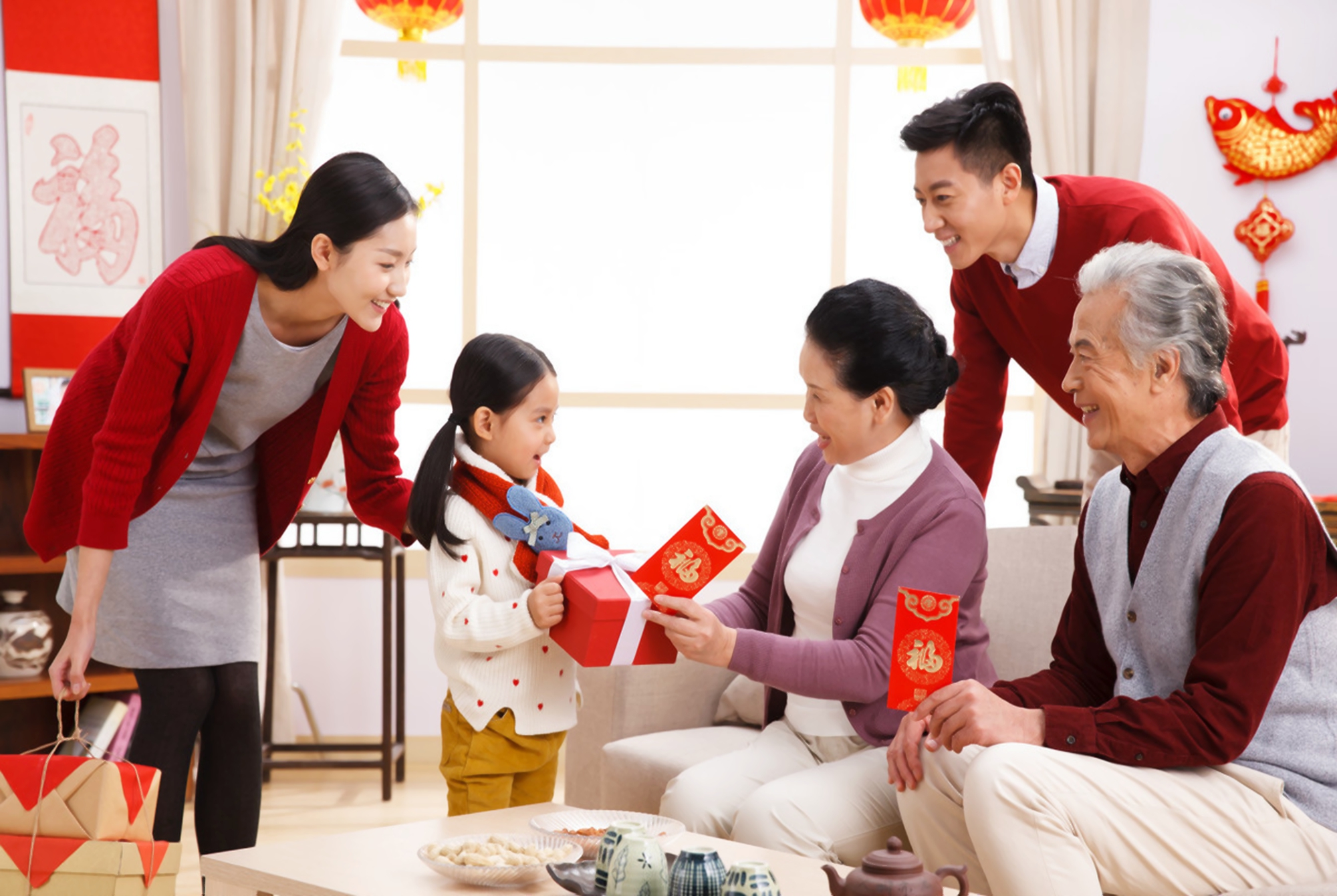 孙子外孙一字之差，老人给“压岁钱”差太多，宝爸气不过当场离席