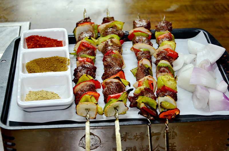 吉利网红美食打卡地军鹏烤全羊一米烤大串欢迎您