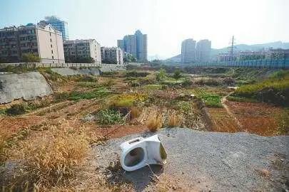 七里山“老烂尾”盛世皇苑转手！附近居民：需要小学，打通断头路