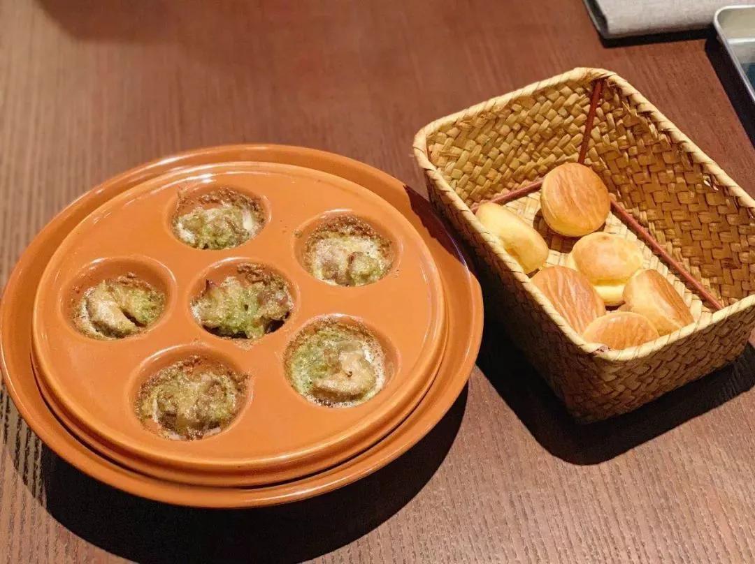 炎热的夏天，社畜需要一个安静的小酒馆