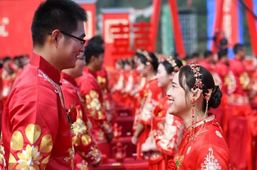 居民楼起火六名中学生参与救火,安徽一居民楼起火