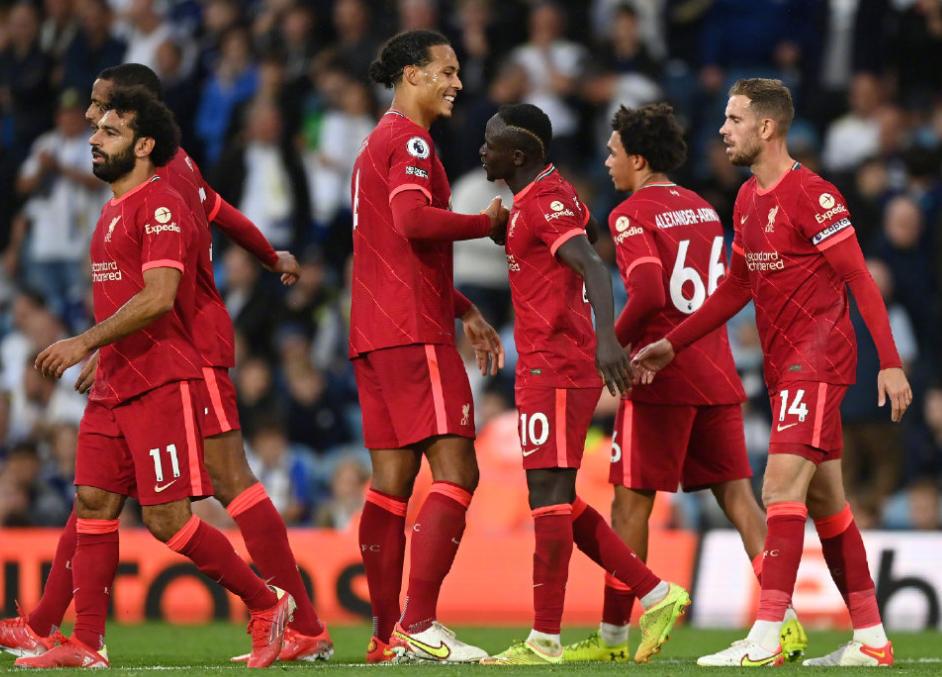 吕迪格和范戴克防守哈兰德,世一卫范戴克