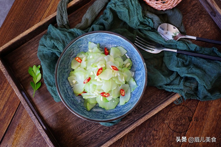 秋天减肥，这瓜别放过，仅2元一斤，拌一拌就上桌，大口吃不长肉