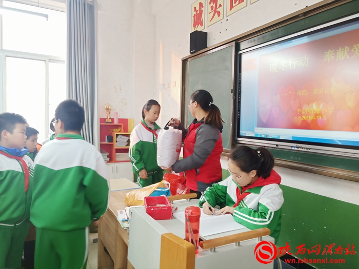 爱心捐赠进校园寒冬温情暖人心,乡村小学爱心捐赠活动简报