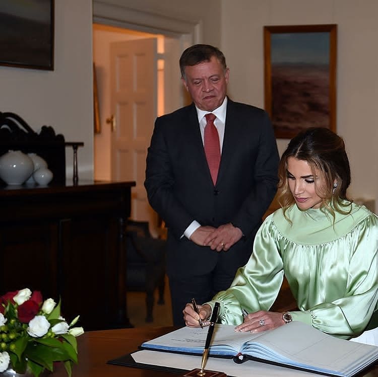 王室女性成员签名照:女王贵气,莱后最霸气,最优雅当属戴妃